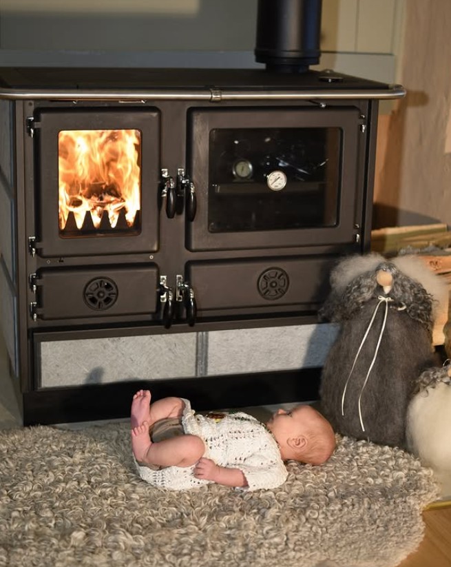 MBS Magnum från Nordic Heating MBS Magnum vedspis med barn på golvet